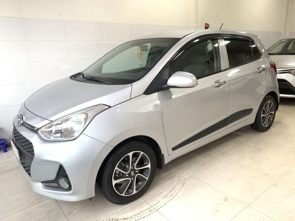 Hyundai Grand i10 2017 - Cần bán gấp Hyundai Grand i10 2017, màu bạc, còn nguyên bản