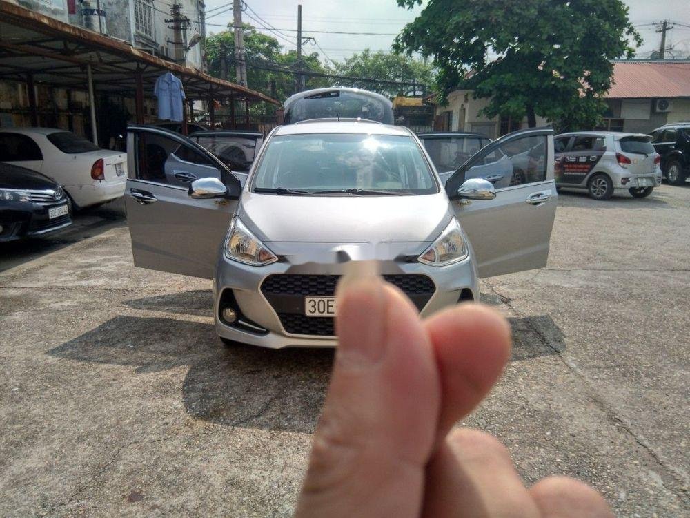 Hyundai Grand i10    2017 - Cần bán lại xe Hyundai Grand i10 đời 2017, màu bạc, xe nhập, giá chỉ 325 triệu