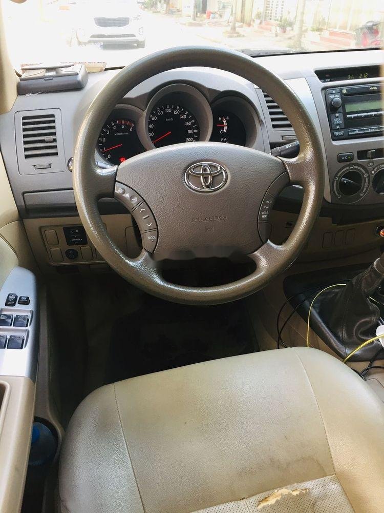 Toyota Hilux 2011 - Cần bán lại xe Toyota Hilux đời 2011, màu đen, nhập khẩu nguyên chiếc