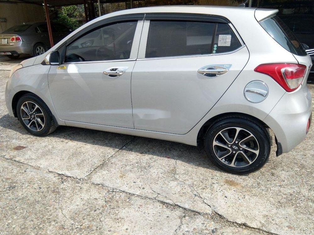 Hyundai Grand i10    2017 - Cần bán lại xe Hyundai Grand i10 đời 2017, màu bạc, xe nhập, giá chỉ 325 triệu