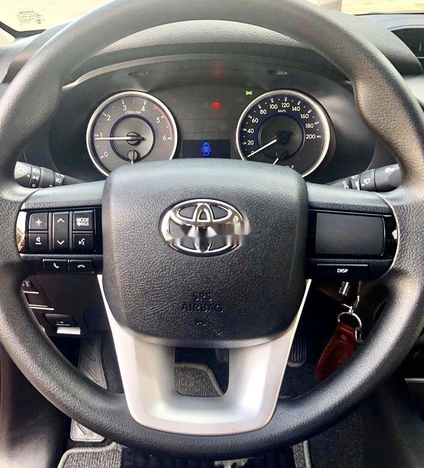 Toyota Hilux MT 2016 - Cần bán lại xe Toyota Hilux MT sản xuất năm 2016, màu bạc còn mới, giá tốt