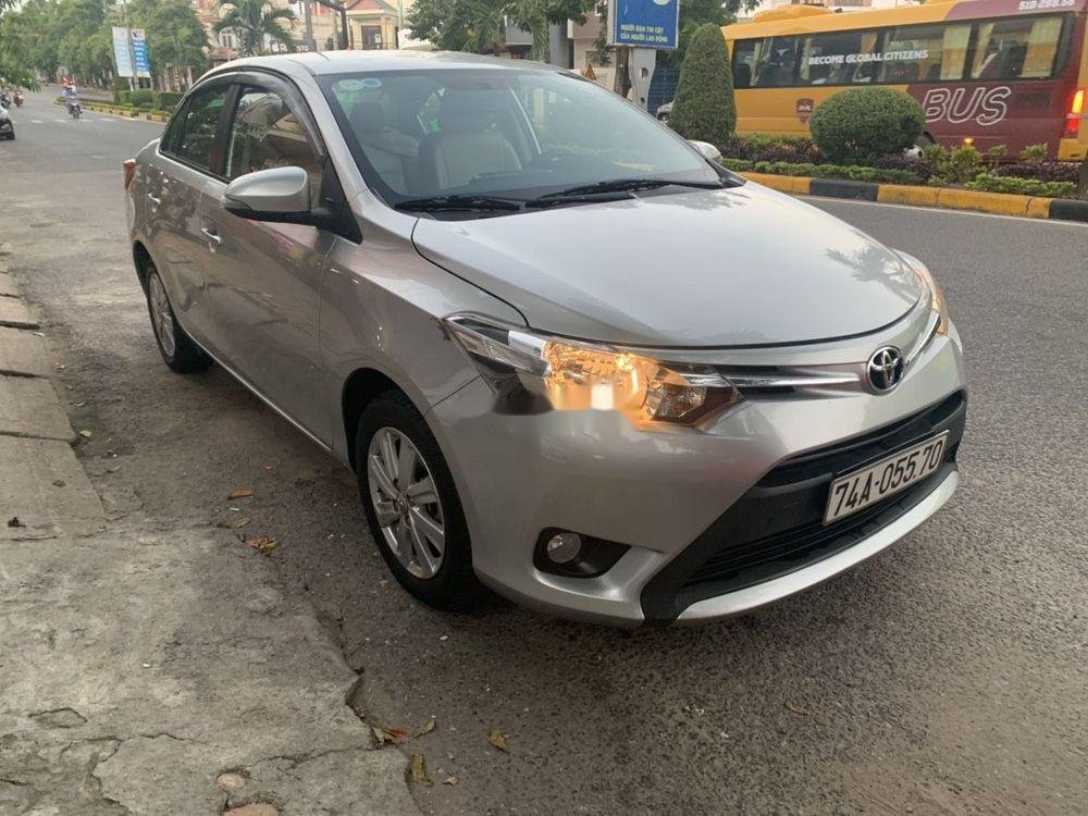 Toyota Vios 2016 - Bán xe Toyota Vios sản xuất năm 2016, màu bạc chính chủ, giá tốt, xe nguyên bản