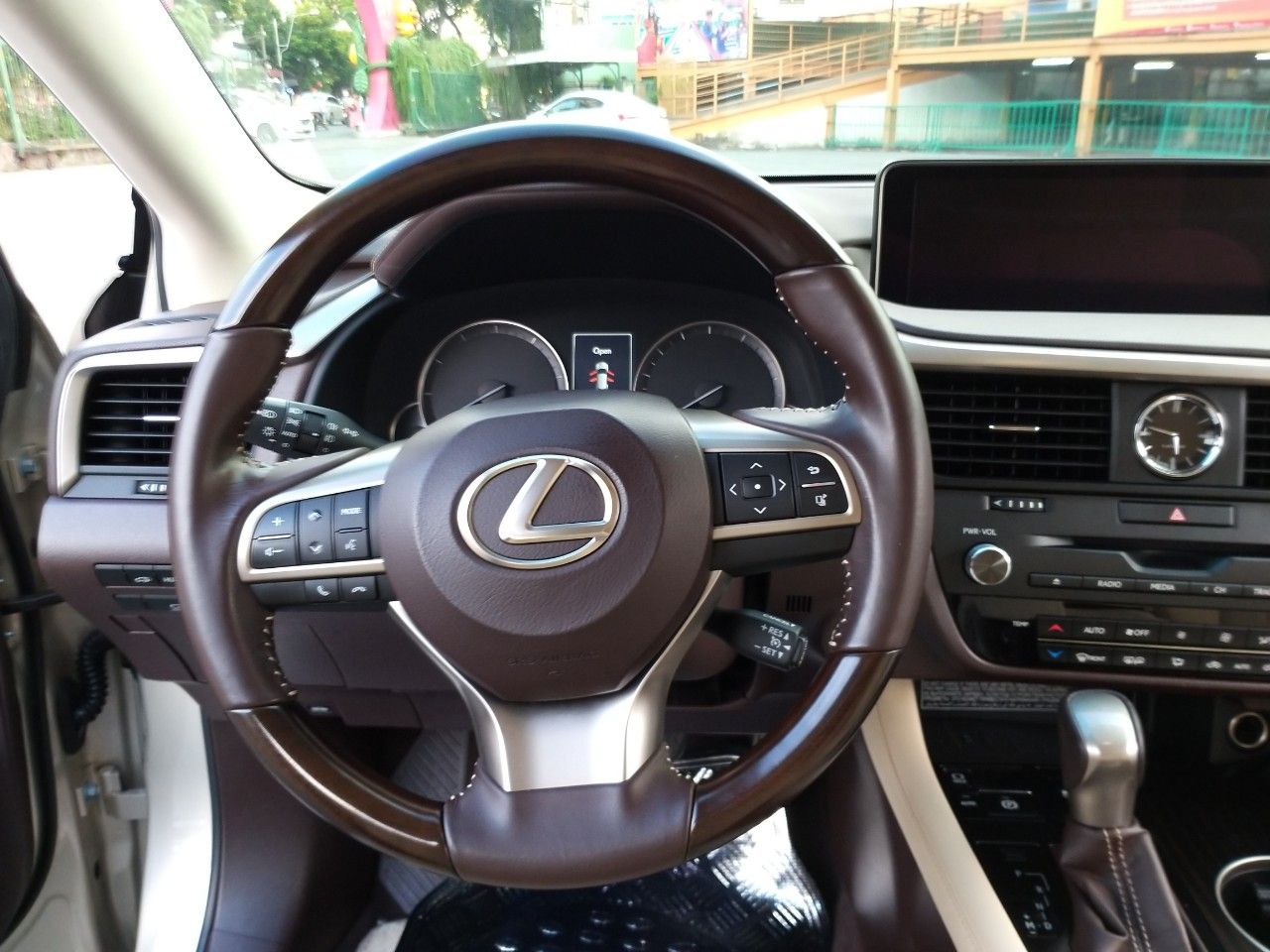 Lexus RX 2016 - Lexus RX 350 model 2017, nhập chính hãng, xe nhà ít sử dụng còn mới toanh, cực mới luôn, chỉ 3 tỷ 390 triệu