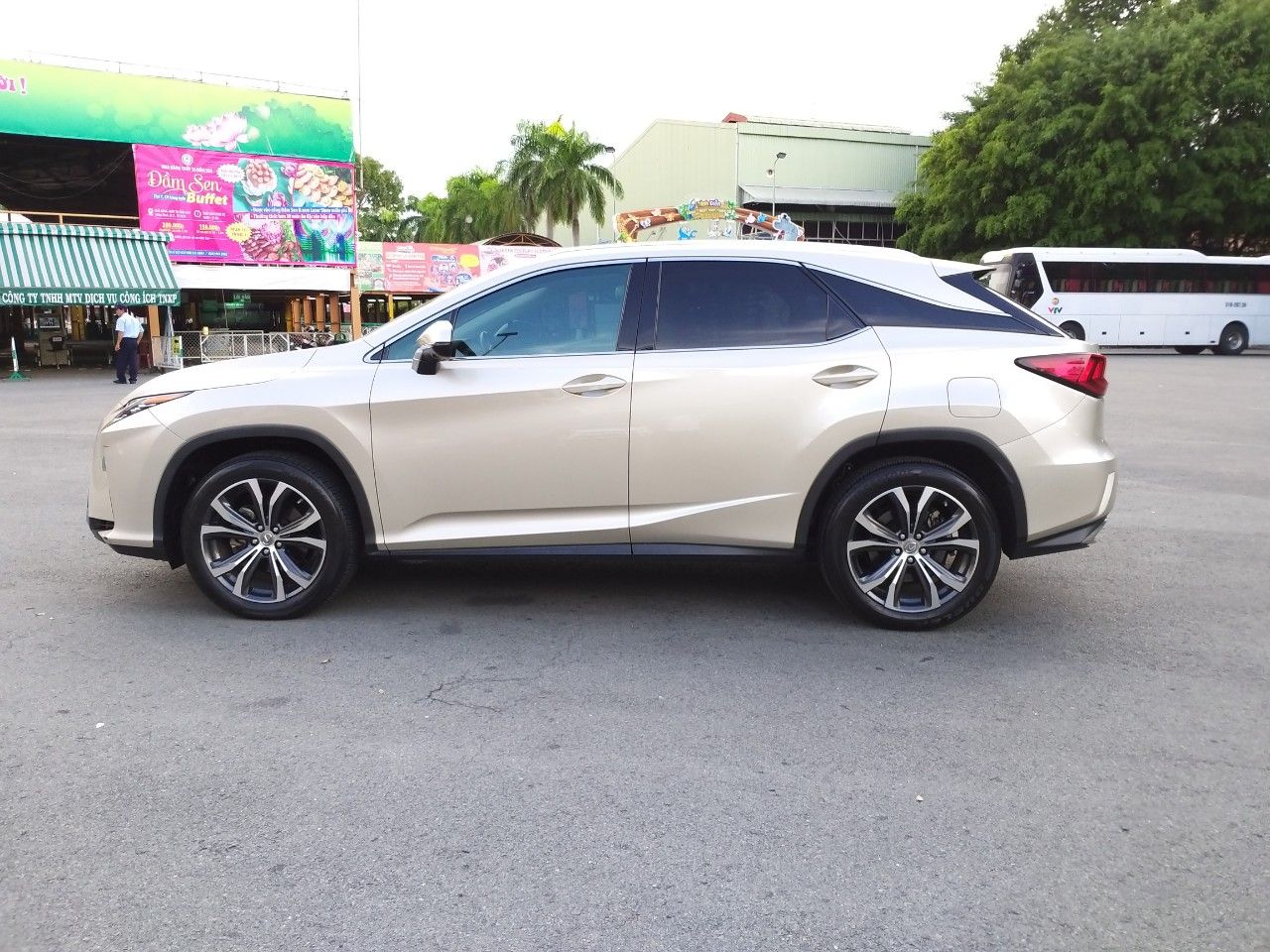 Lexus RX 2016 - Lexus RX 350 model 2017, nhập chính hãng, xe nhà ít sử dụng còn mới toanh, cực mới luôn, chỉ 3 tỷ 390 triệu