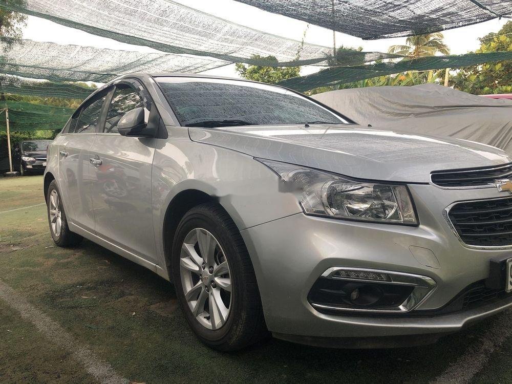 Chevrolet Cruze    LT   2017 - Cần bán gấp Chevrolet Cruze LT đời 2017 xe gia đình