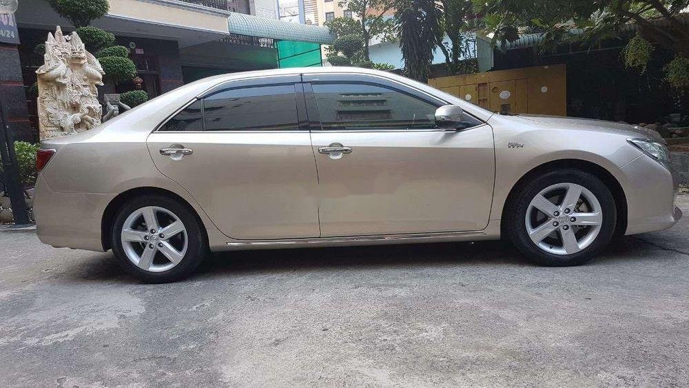 Toyota Camry   2014 - Bán Toyota Camry đời 2014, màu vàng, giá 850tr