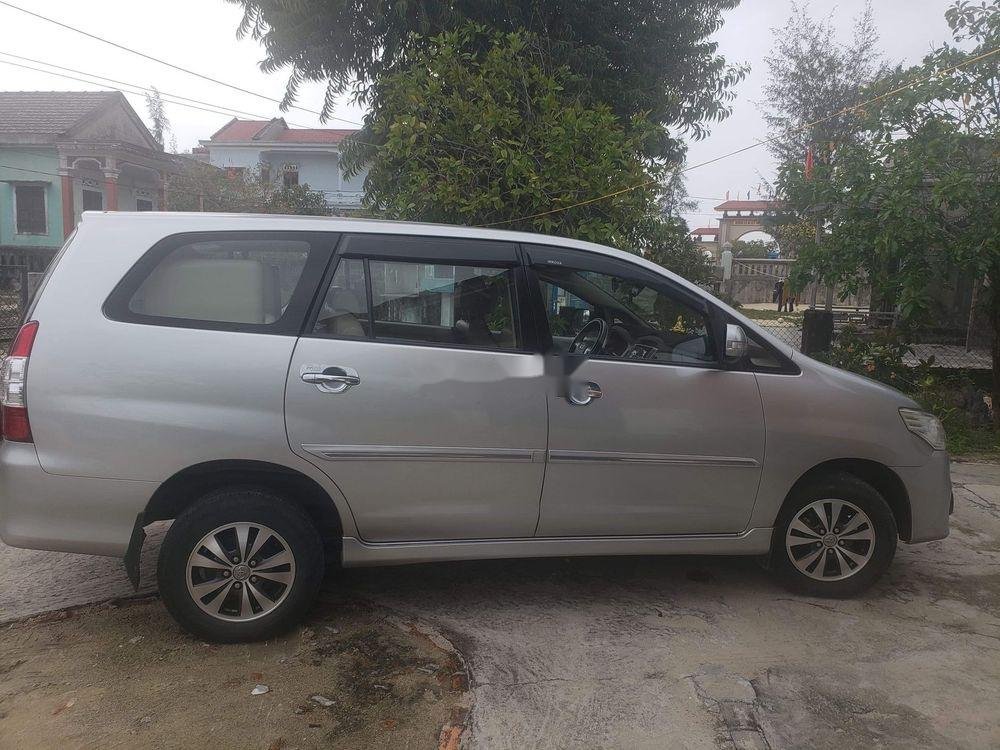 Toyota Innova 2015 - Bán Toyota Innova năm 2015, màu bạc, số sàn