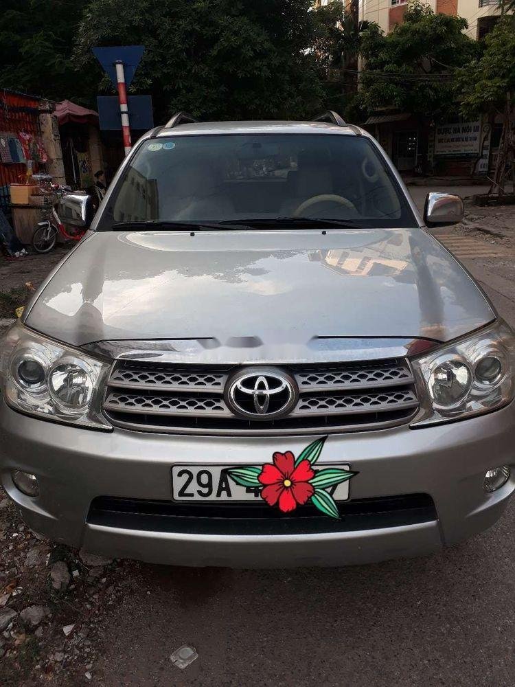 Toyota Fortuner 2010 - Bán xe Toyota Fortuner sản xuất năm 2010, màu bạc như mới