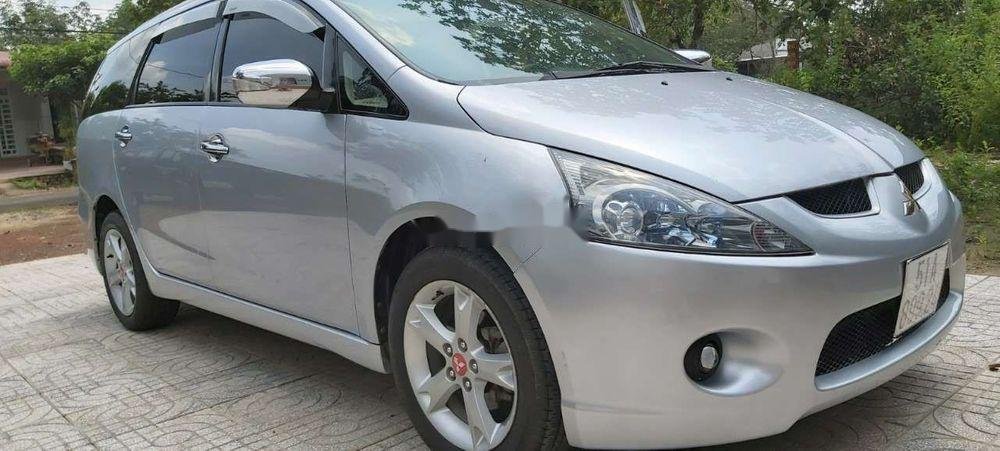 Mitsubishi Grandis   2010 - Bán Mitsubishi Grandis sản xuất năm 2010, màu bạc, xe nhập