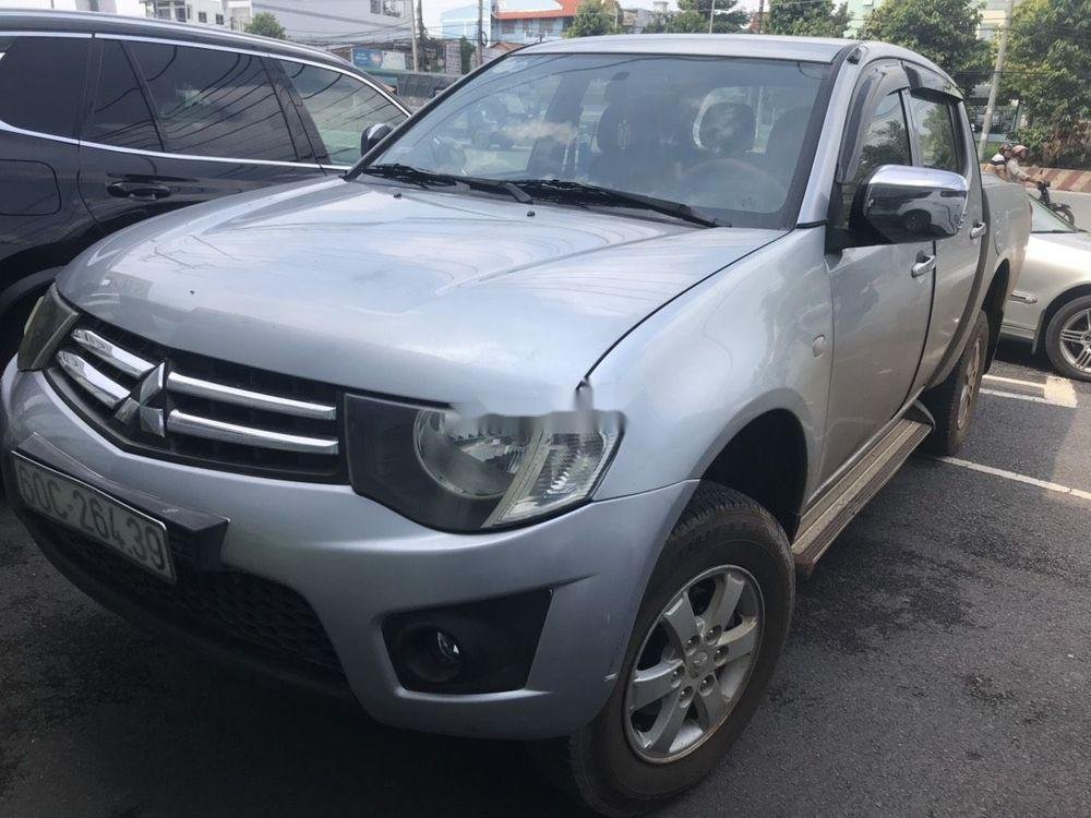 Mitsubishi Triton 2010 - Bán Mitsubishi Triton năm sản xuất 2010, màu bạc, nhập khẩu nguyên chiếc số sàn