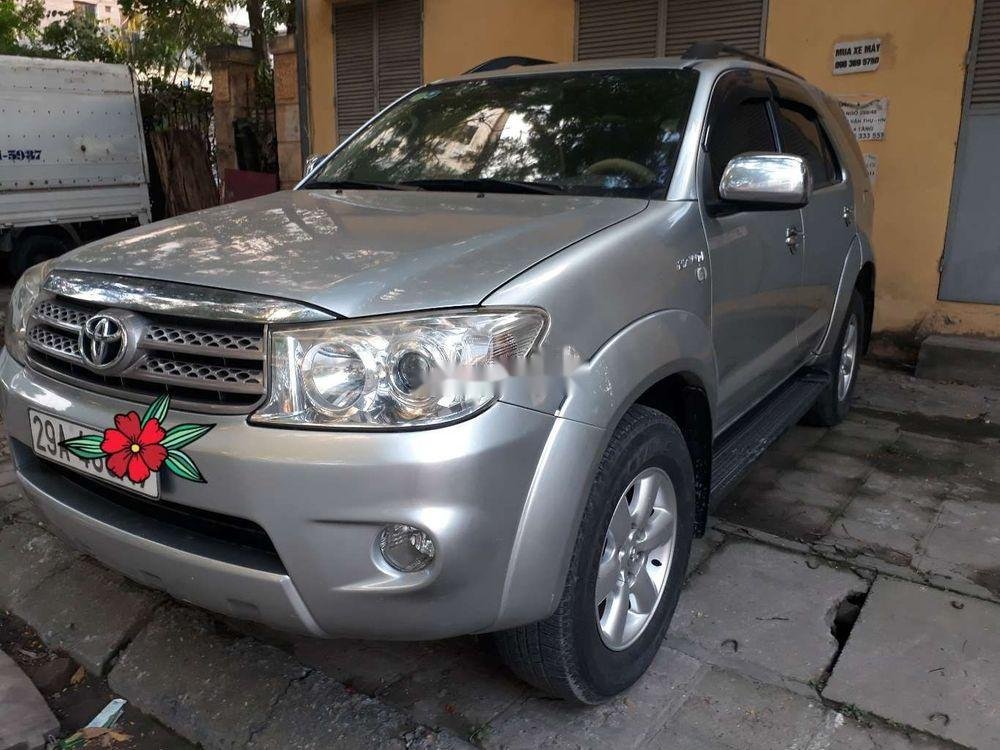 Toyota Fortuner 2010 - Bán xe Toyota Fortuner sản xuất năm 2010, màu bạc như mới