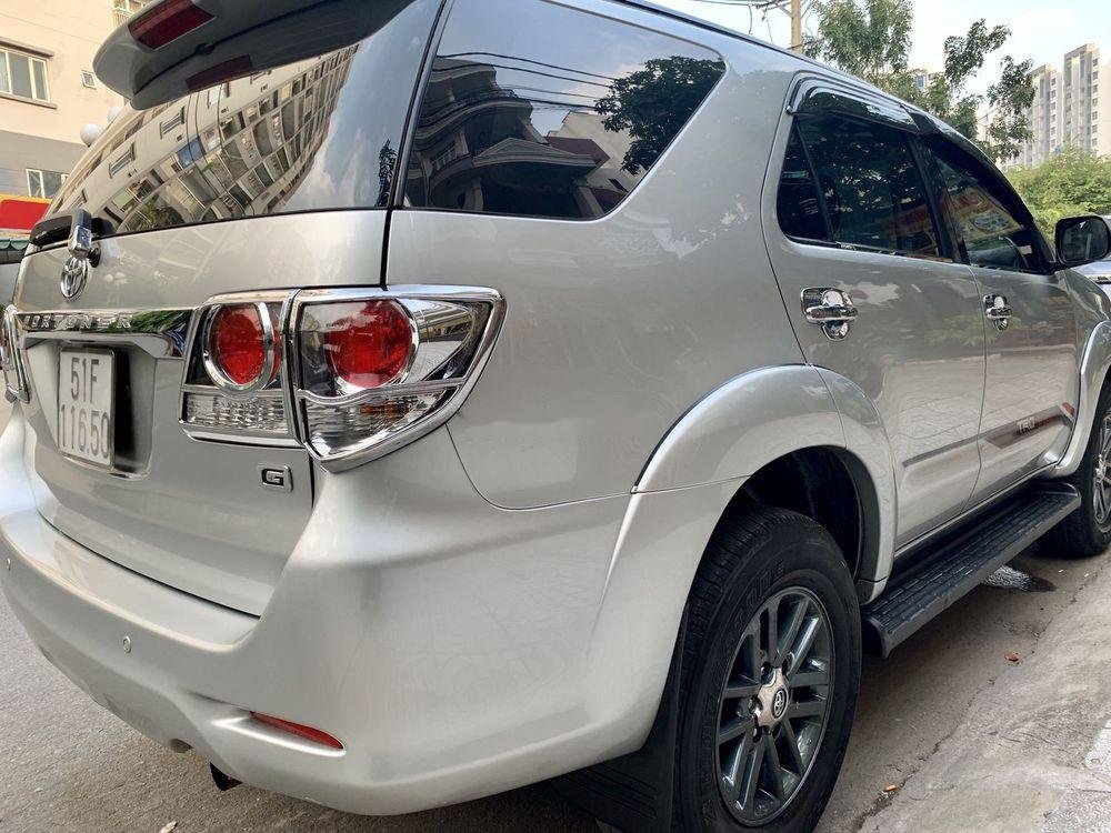 Toyota Fortuner 2015 - Bán Toyota Fortuner sản xuất 2015, màu bạc xe nguyên bản