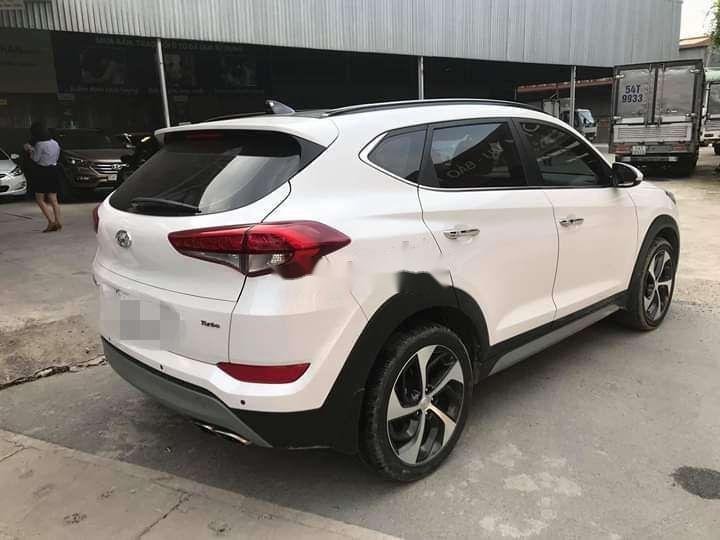 Hyundai Tucson 2018 - Bán Hyundai Tucson sản xuất năm 2018, màu trắng xe nguyên bản