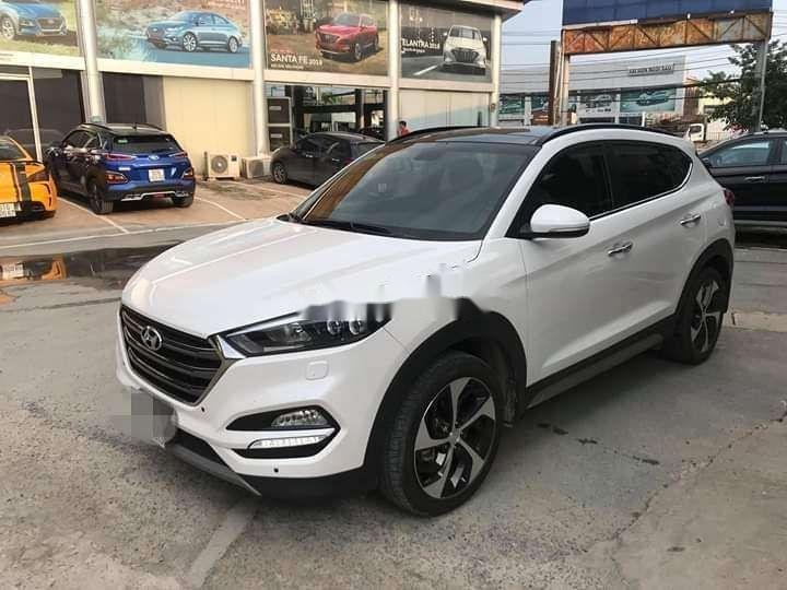 Hyundai Tucson 2018 - Bán Hyundai Tucson sản xuất năm 2018, màu trắng xe nguyên bản