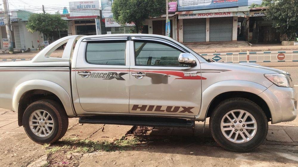 Toyota Hilux   2011 - Bán Toyota Hilux đời 2011, màu bạc, xe nhập, số sàn