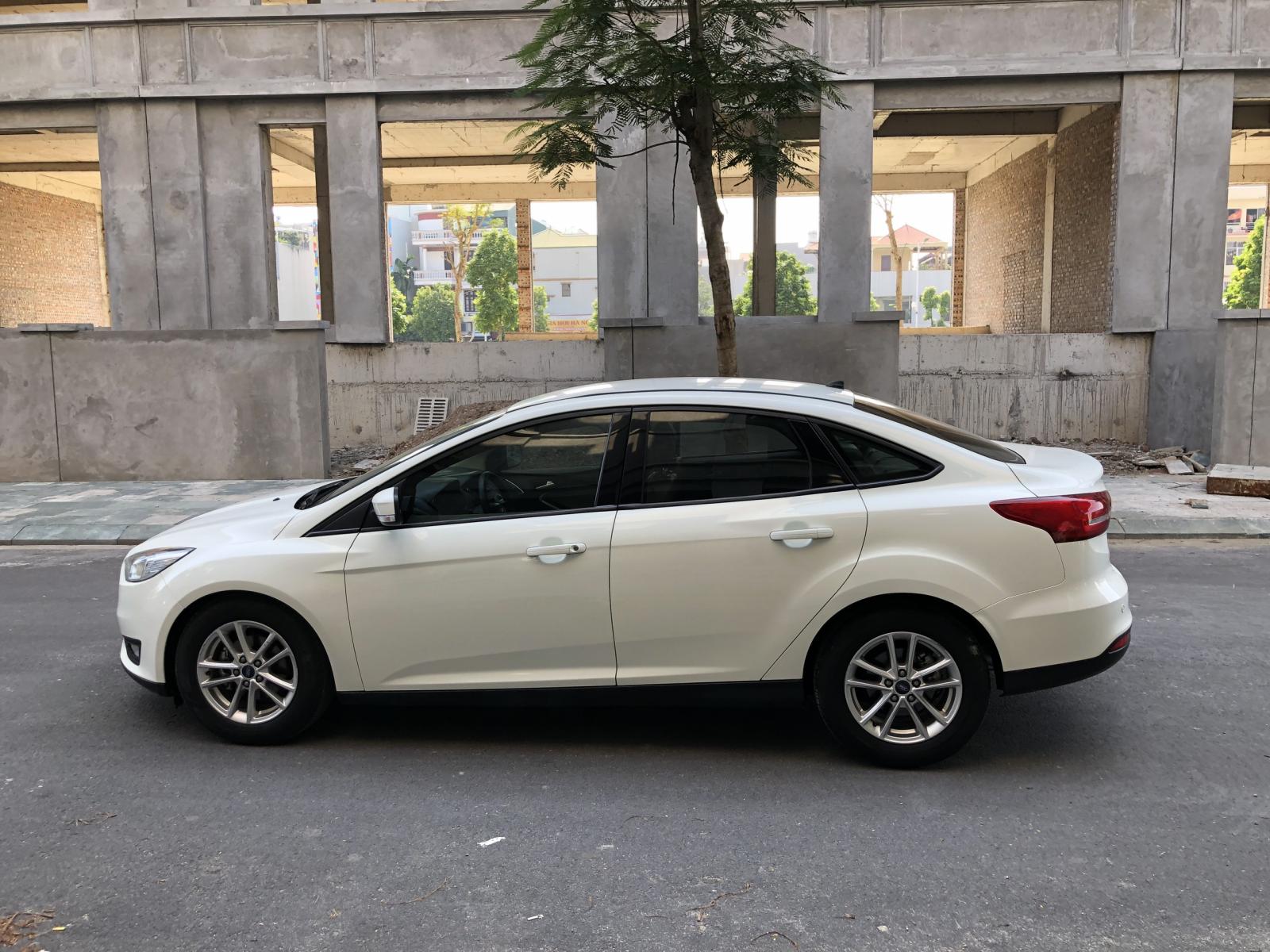 Ford Focus 1.5 L 2017 - Cần bán  Ford Focus 1.5 L đời 2017 màu trắng cực đẹp 