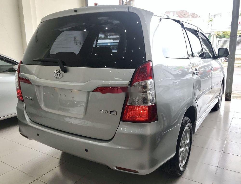 Toyota Innova 2014 - Cần bán gấp Toyota Innova 2.0E năm 2014, màu bạc, giá chỉ 530 triệu