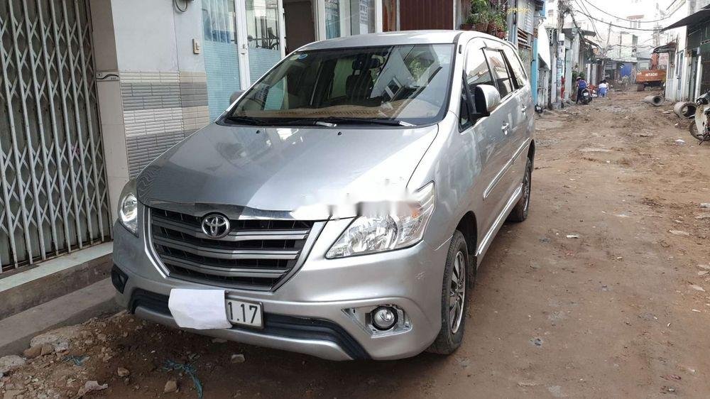 Toyota Innova 2015 - Cần bán xe Toyota Innova năm sản xuất 2015, màu bạc