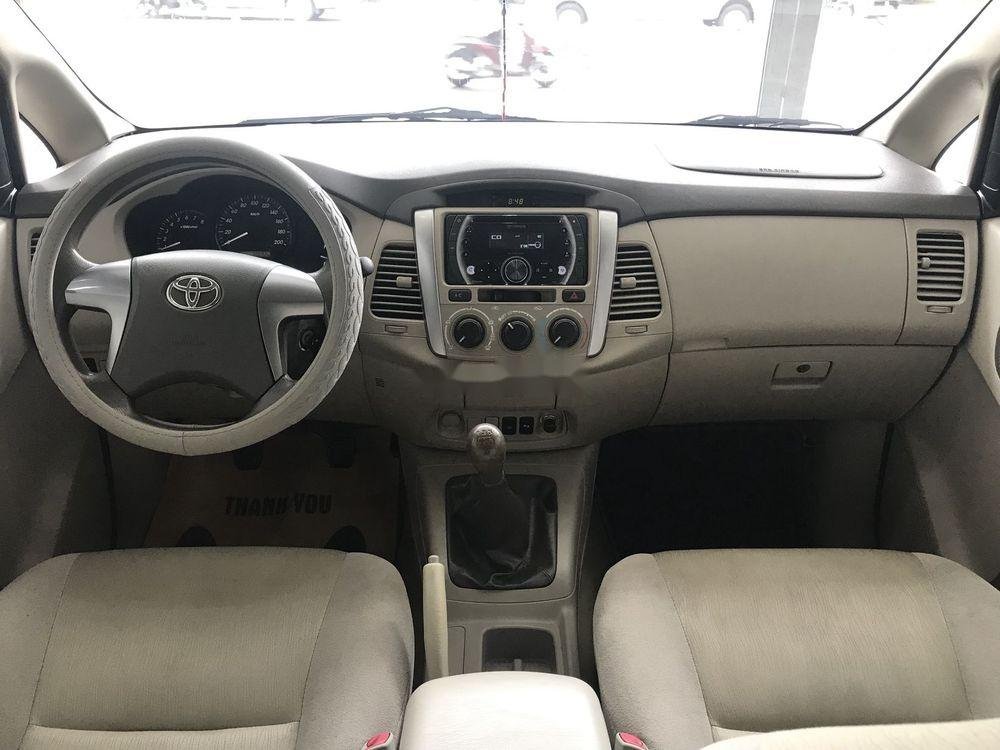 Toyota Innova 2014 - Cần bán gấp Toyota Innova 2.0E năm 2014, màu bạc, giá chỉ 530 triệu