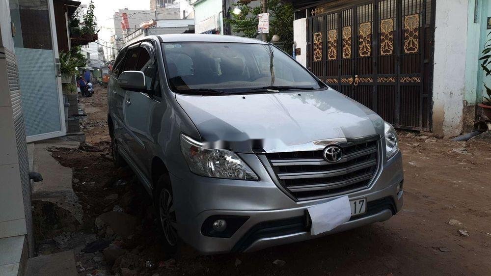 Toyota Innova 2015 - Cần bán xe Toyota Innova năm sản xuất 2015, màu bạc