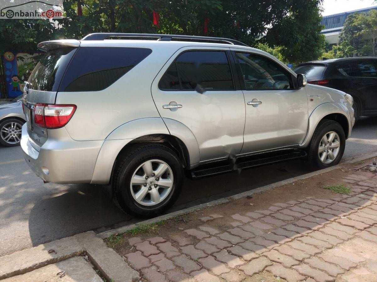 Toyota Fortuner 2011 - Bán ô tô Toyota Fortuner V năm sản xuất 2011, màu bạc còn mới, giá tốt