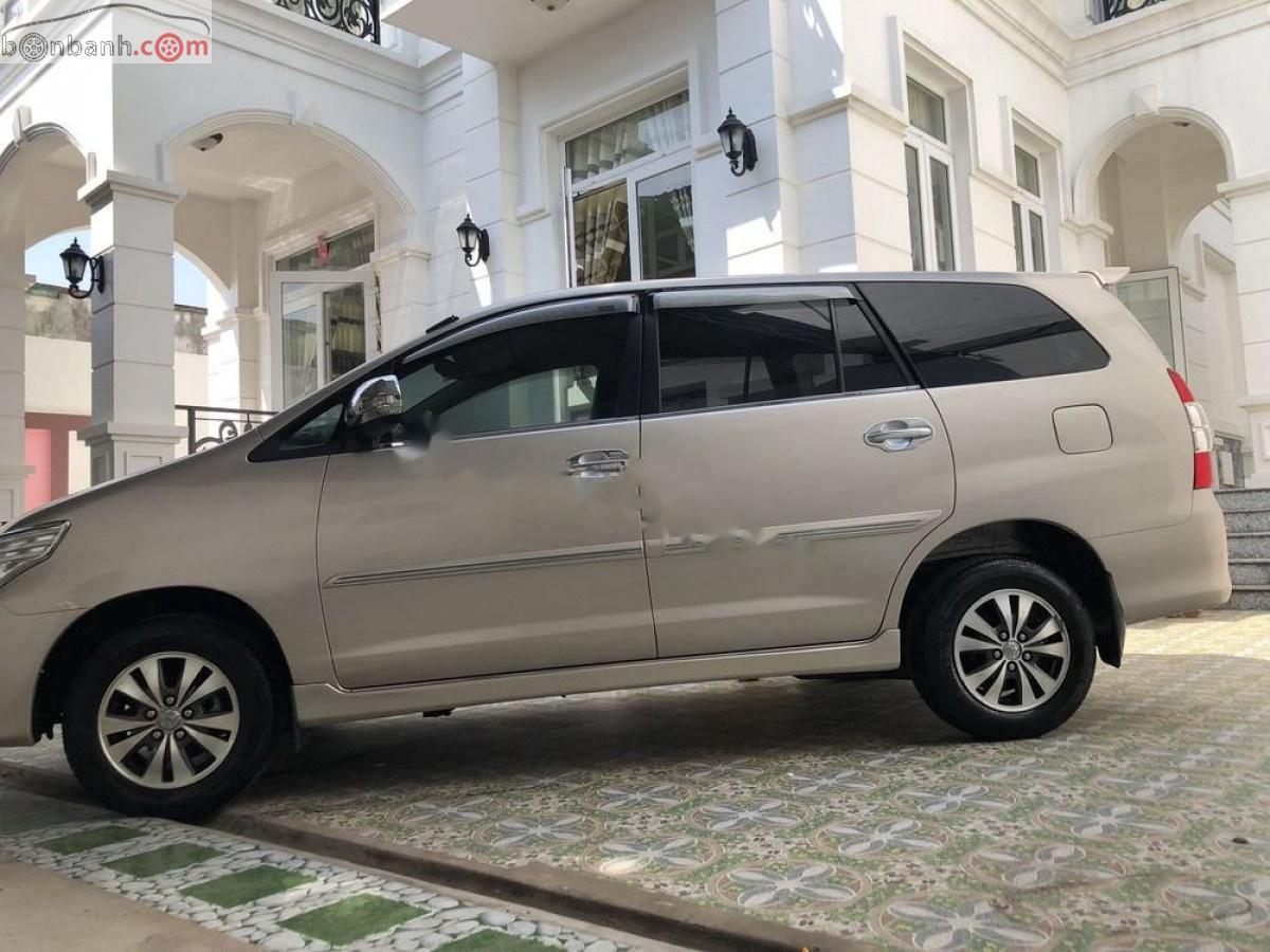 Toyota Innova 2015 - Bán Toyota Innova 2.0E MT đời 2015, màu vàng xe gia đình