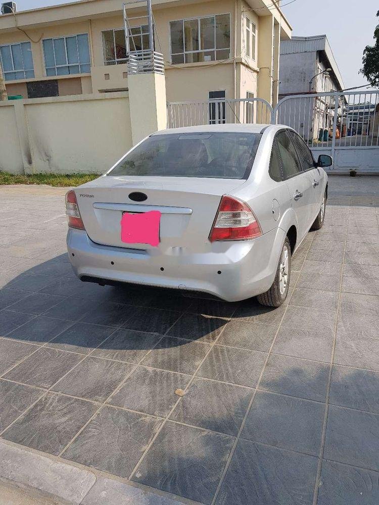 Ford Focus 2009 - Cần bán gấp Ford Focus 2009, màu bạc số sàn, 215tr