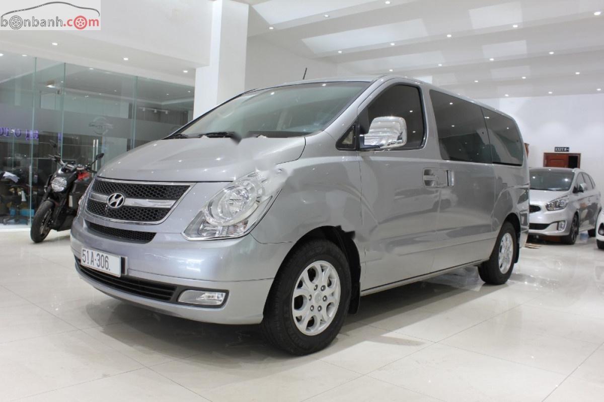 Hyundai Grand Starex 2012 - Cần bán Hyundai Grand Starex 2.5 MT năm 2012, màu bạc, xe nhập, số sàn