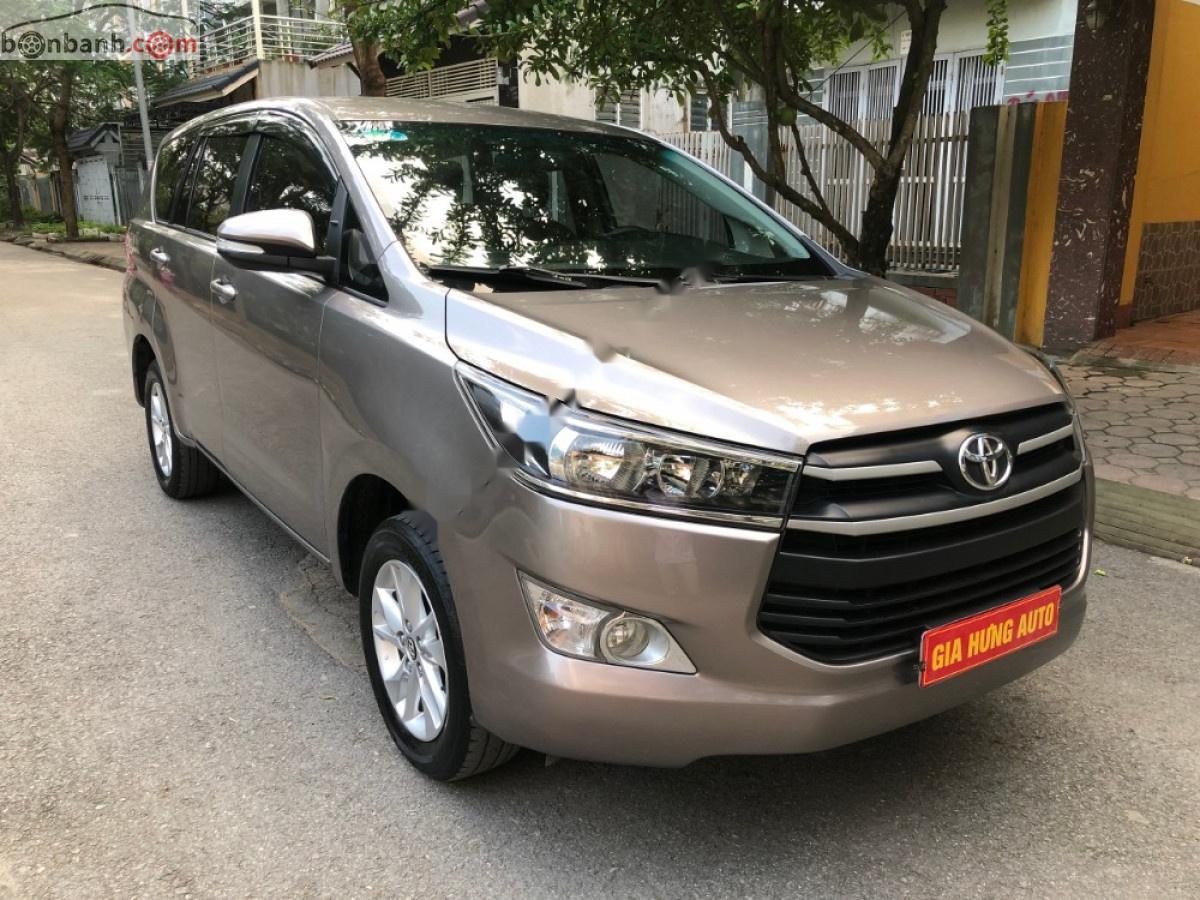 Toyota Innova 2.0E 2016 - Bán xe Toyota Innova 2.0 E đời 2016, màu xám chính chủ, giá tốt