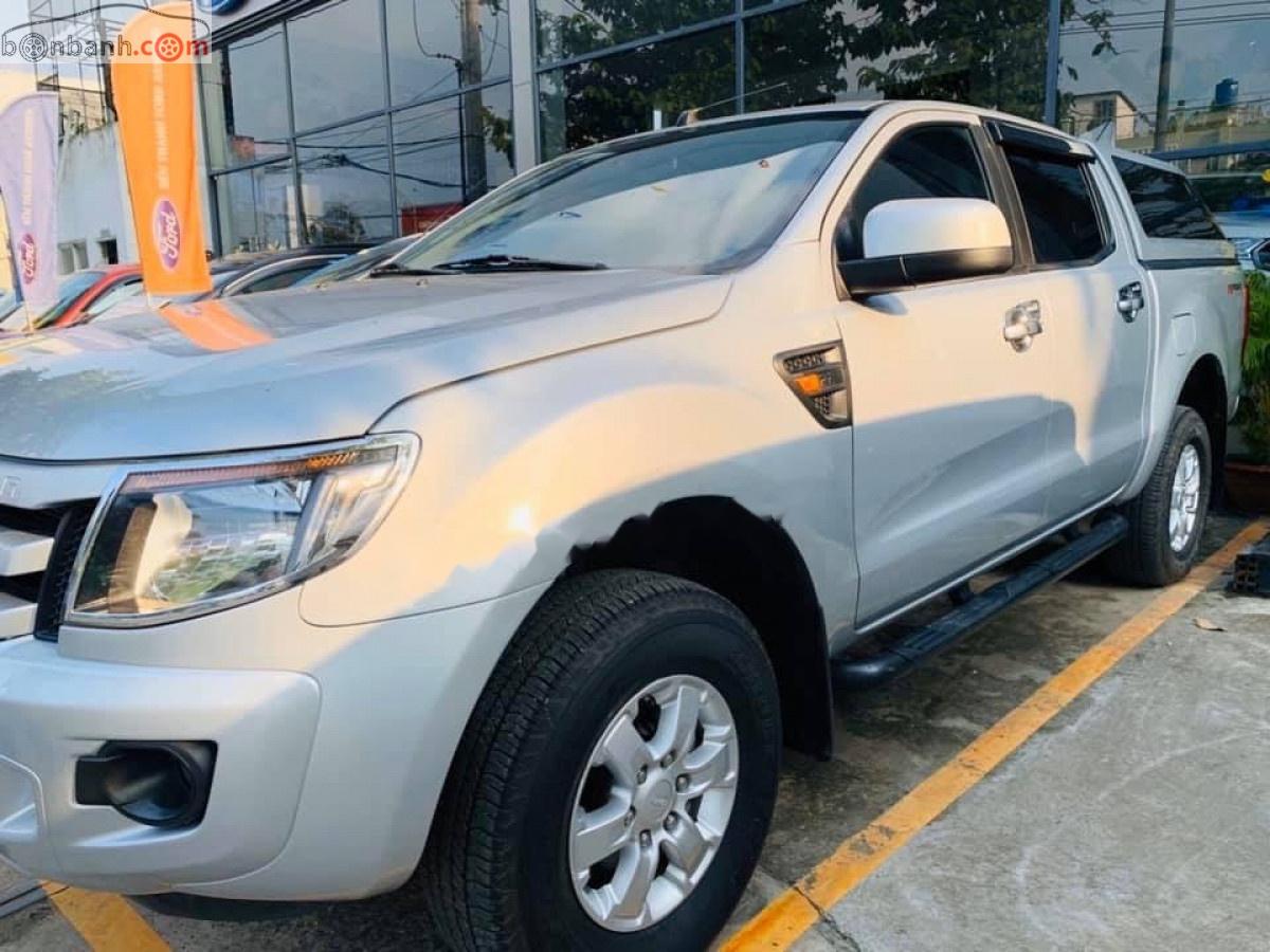 Ford Ranger 2015 - Cần bán gấp Ford Ranger năm 2015, màu bạc, nhập khẩu số tự động 