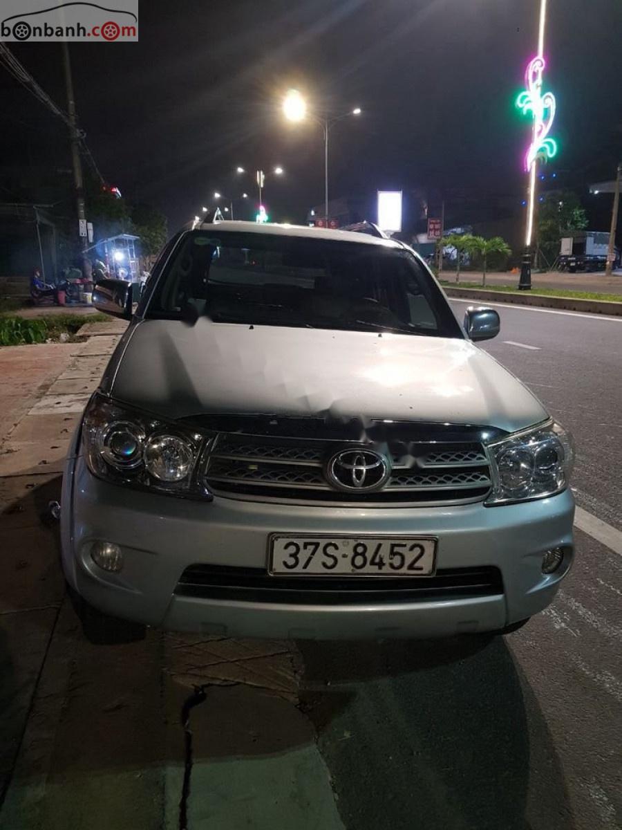 Toyota Fortuner 2.7V 4x4 AT 2009 - Cần bán gấp Toyota Fortuner V đời 2009, màu bạc như mới