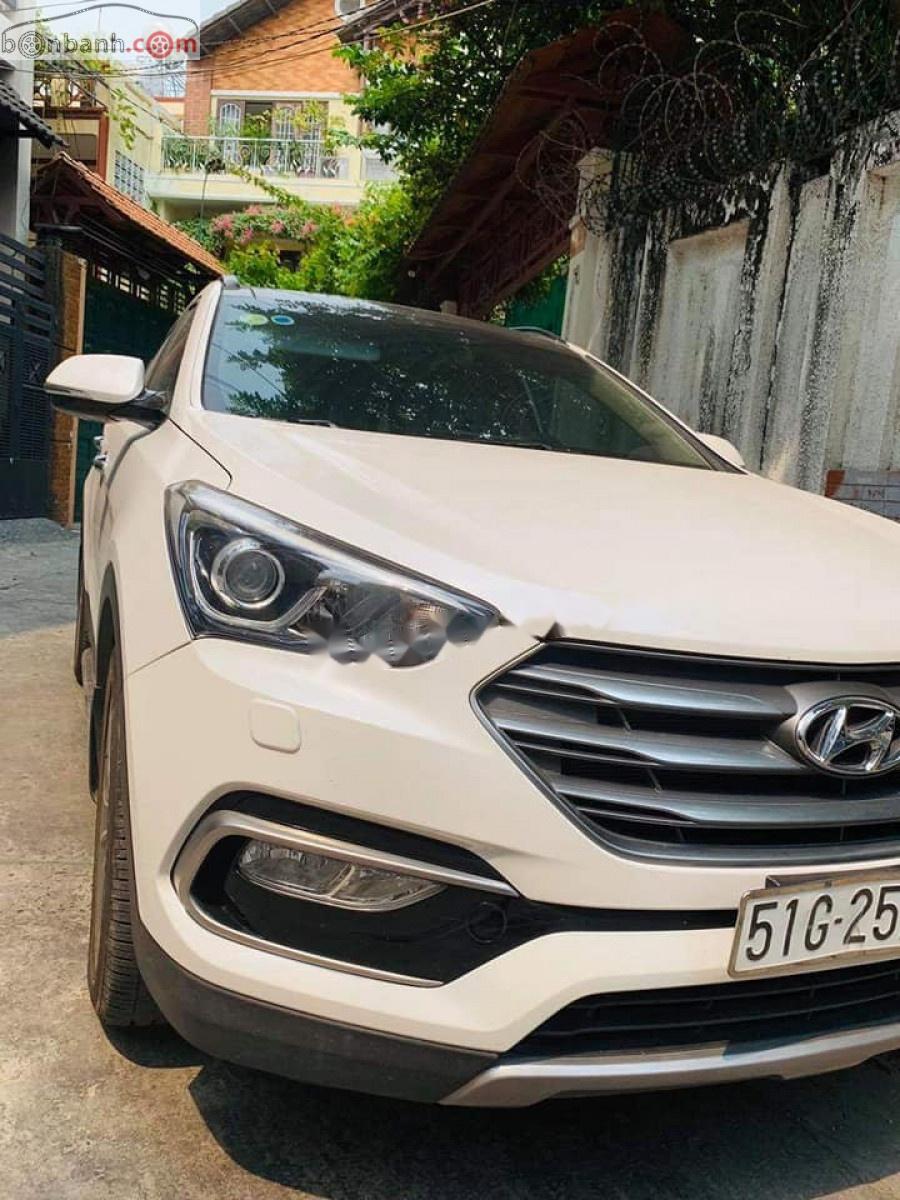 Hyundai Santa Fe 2.4L 4WD 2017 - Cần bán Hyundai Santa Fe 2.4 2017, màu trắng xe gia đình