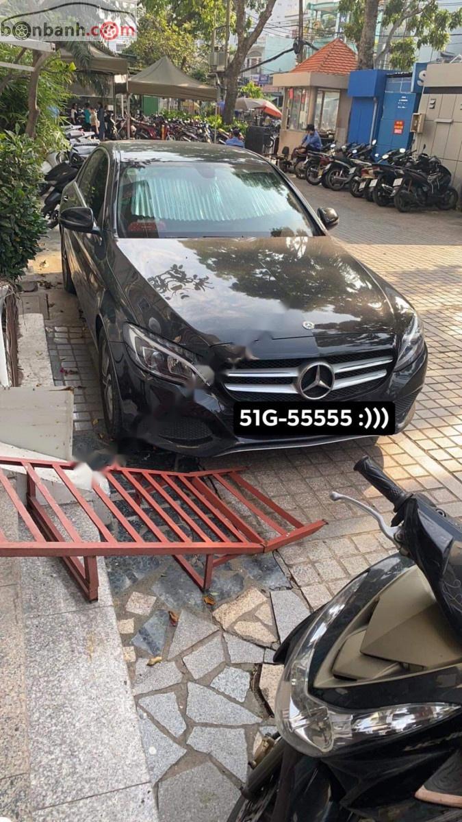 Mercedes-Benz C class 2017 - Bán xe Mercedes đời 2017, màu đen xe đẹp còn mới