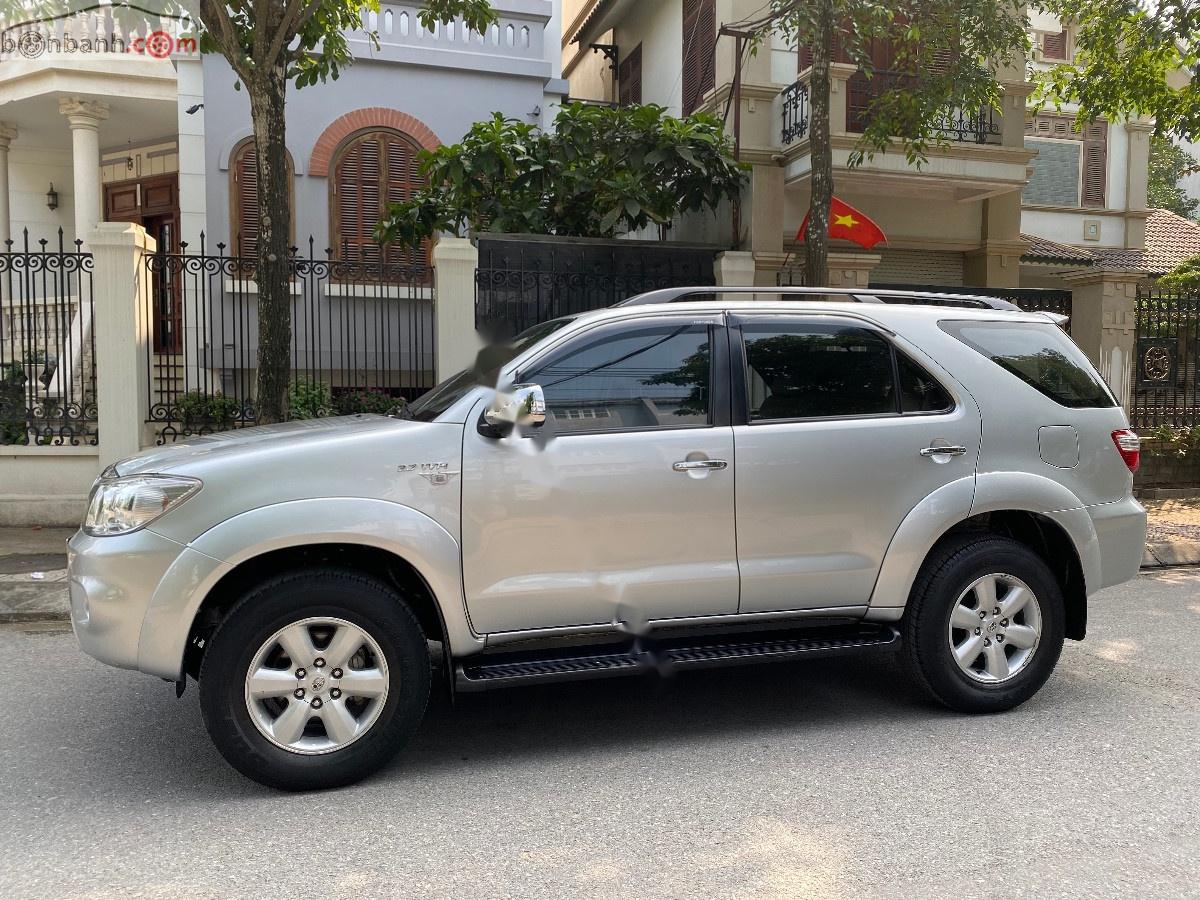 Toyota Fortuner 2011 - Cần bán Toyota Fortuner 2.7V 4x4 AT năm 2011, màu bạc, số tự động