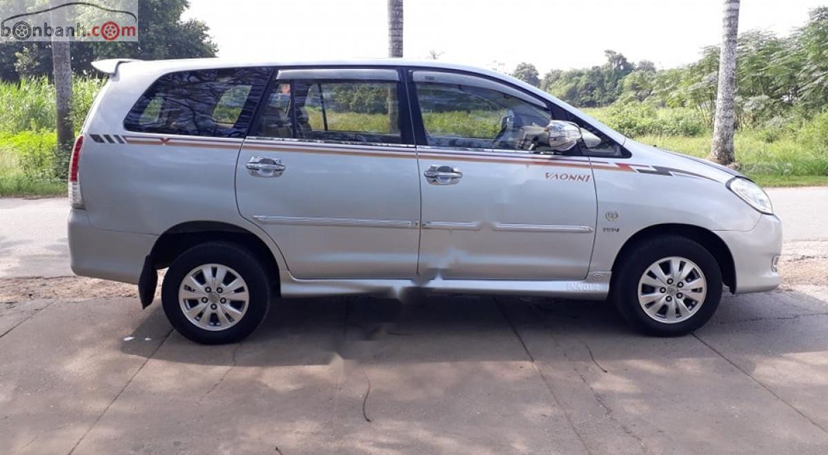 Toyota Innova G 2010 - Cần bán xe Toyota Innova G đời 2010, màu bạc còn mới