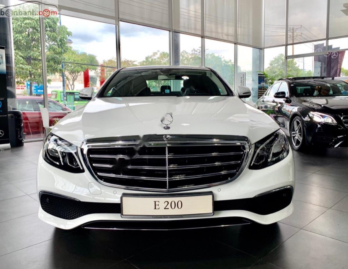 Mercedes-Benz E class 2018 - Bán Mercedes E200 đời 2018, màu trắng xe nguyên bản