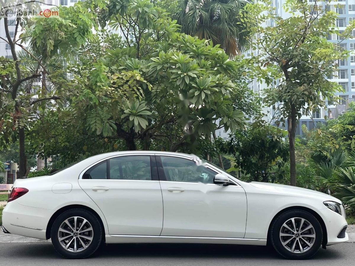 Mercedes-Benz E class 2018 - Cần bán Mercedes đời 2018, màu trắng xe nguyên bản