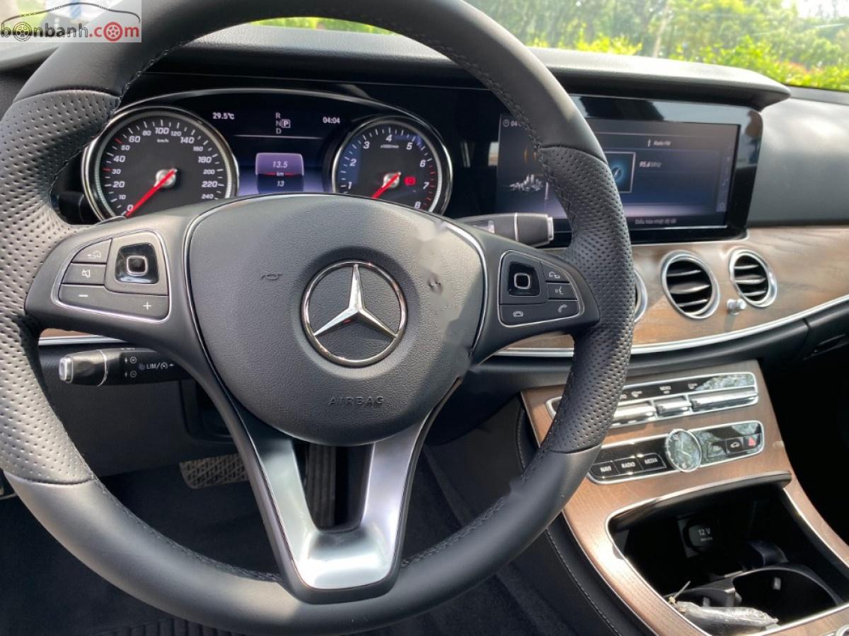 Mercedes-Benz E class   2019 - Cần bán Mercedes E200 2019, màu đen