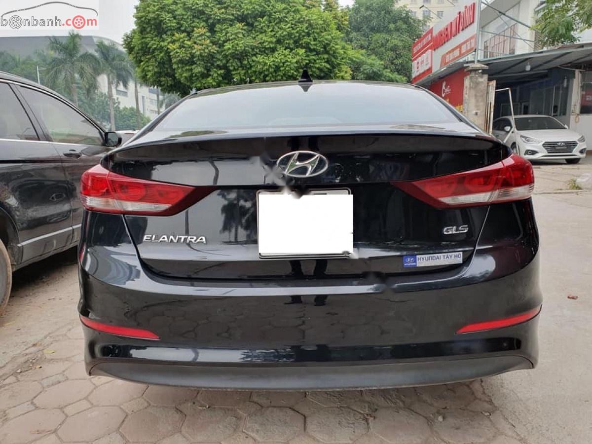 Hyundai Elantra 2017 - Bán Hyundai Elantra sản xuất năm 2017, màu đen xe nguyên bản