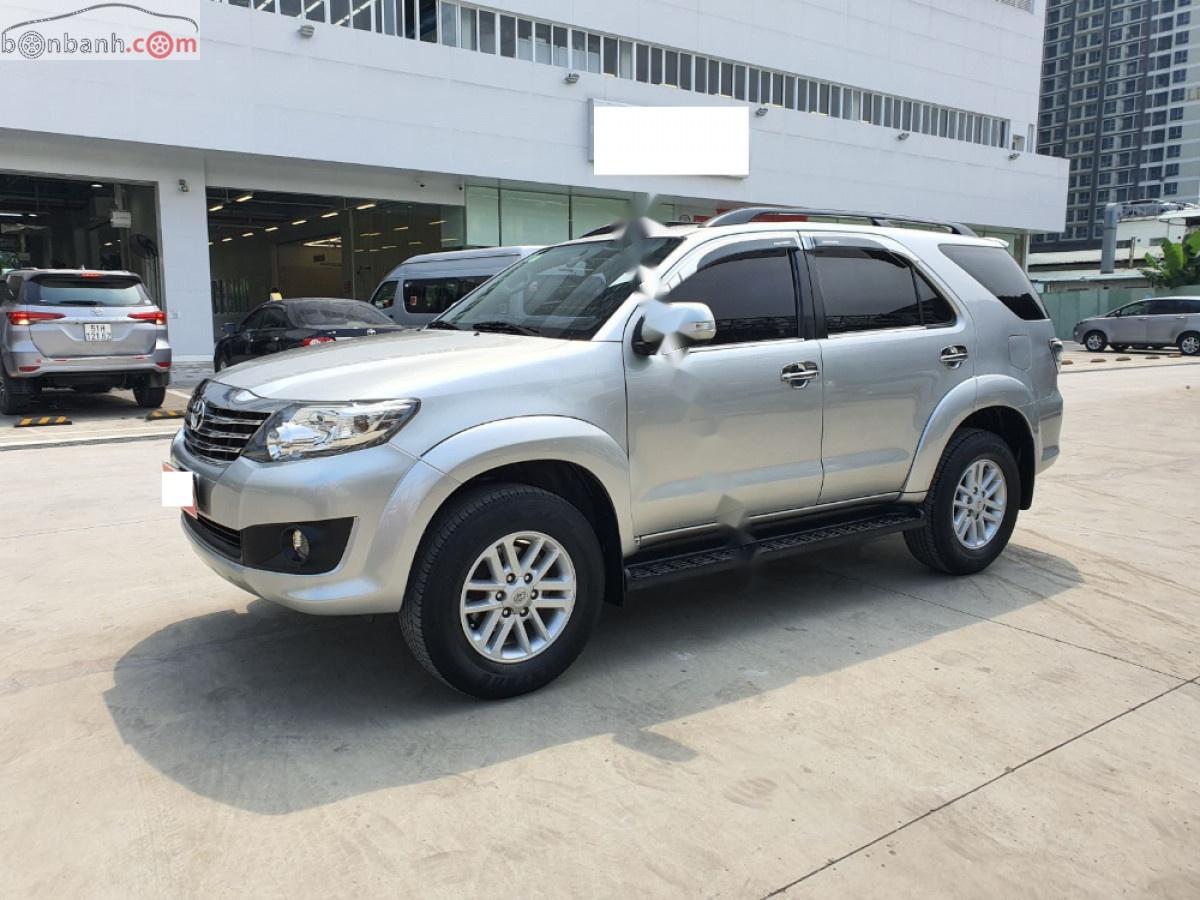 Toyota Fortuner 2013 - Cần bán Toyota Fortuner năm 2013, màu bạc xe còn mới