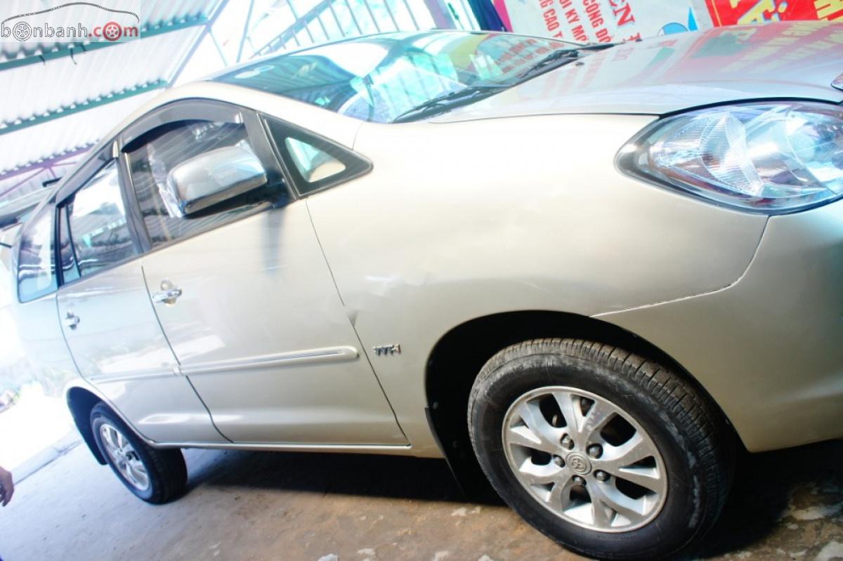 Toyota Innova 2006 - Bán ô tô Toyota Innova 2.0G sản xuất năm 2006, màu vàng xe gia đình, 315tr