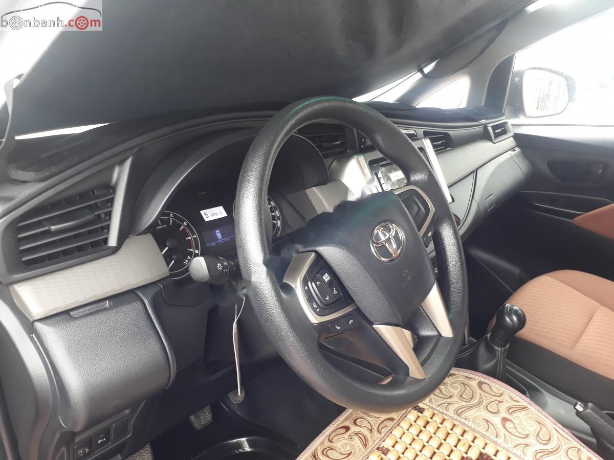 Toyota Innova 2018 - Cần bán gấp Toyota Innova năm sản xuất 2018, màu bạc, 695tr xe còn mới nguyên