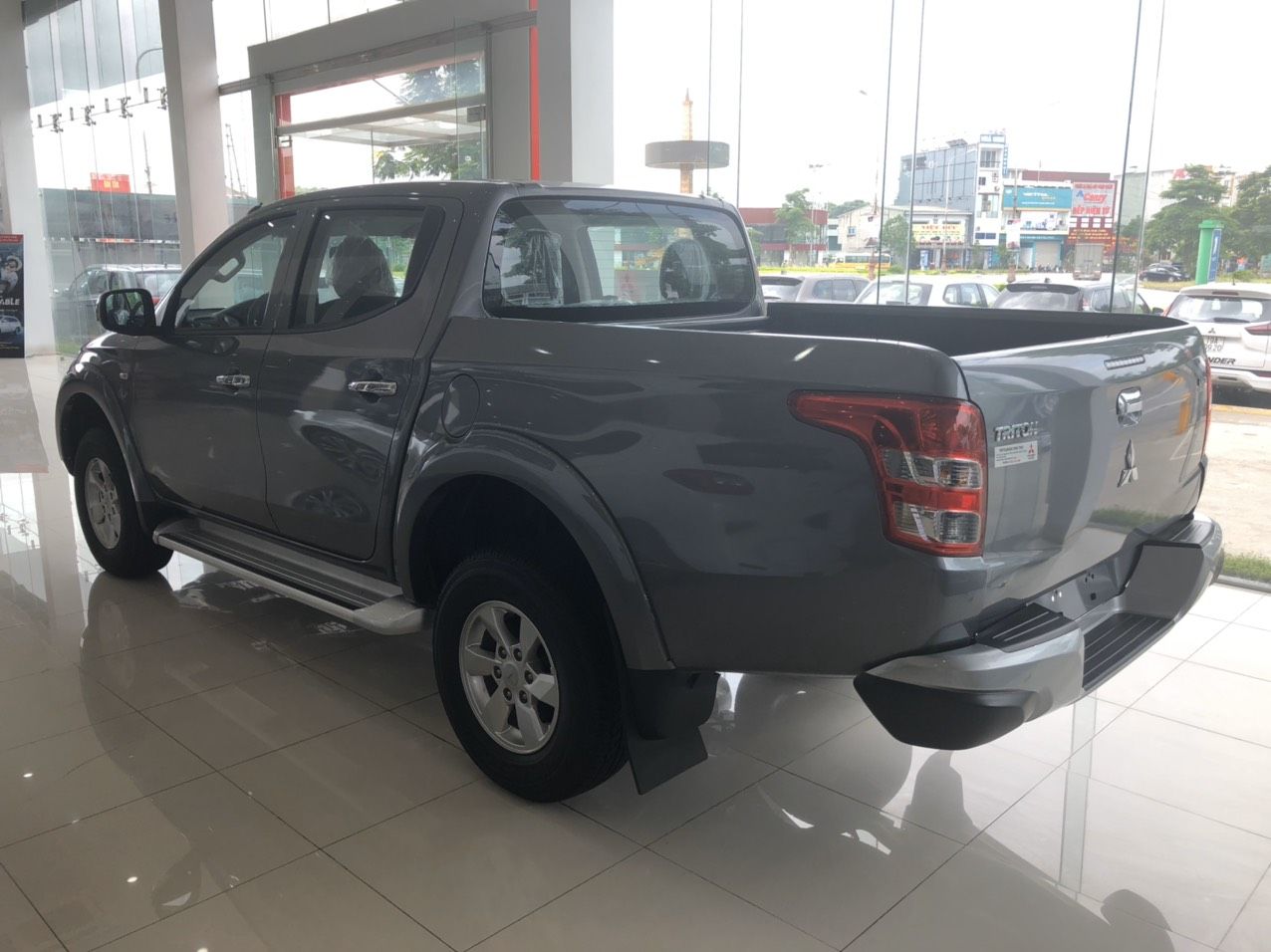 Mitsubishi Triton MT 2019 - Cần bán xe Mitsubishi Triton 2 cầu MT đời 2019, màu xám, nhập khẩu, giá chỉ 800 triệu