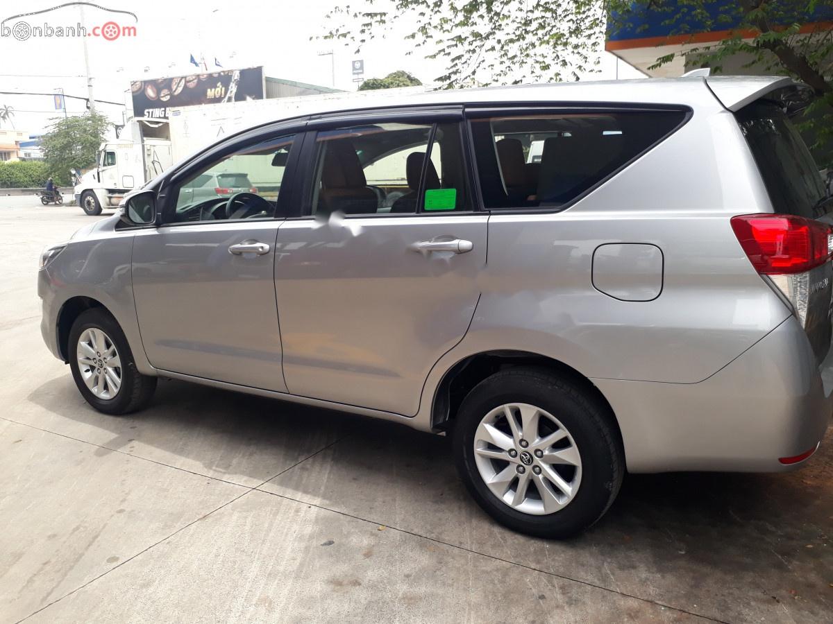 Toyota Innova 2018 - Cần bán gấp Toyota Innova năm sản xuất 2018, màu bạc, 695tr xe còn mới nguyên