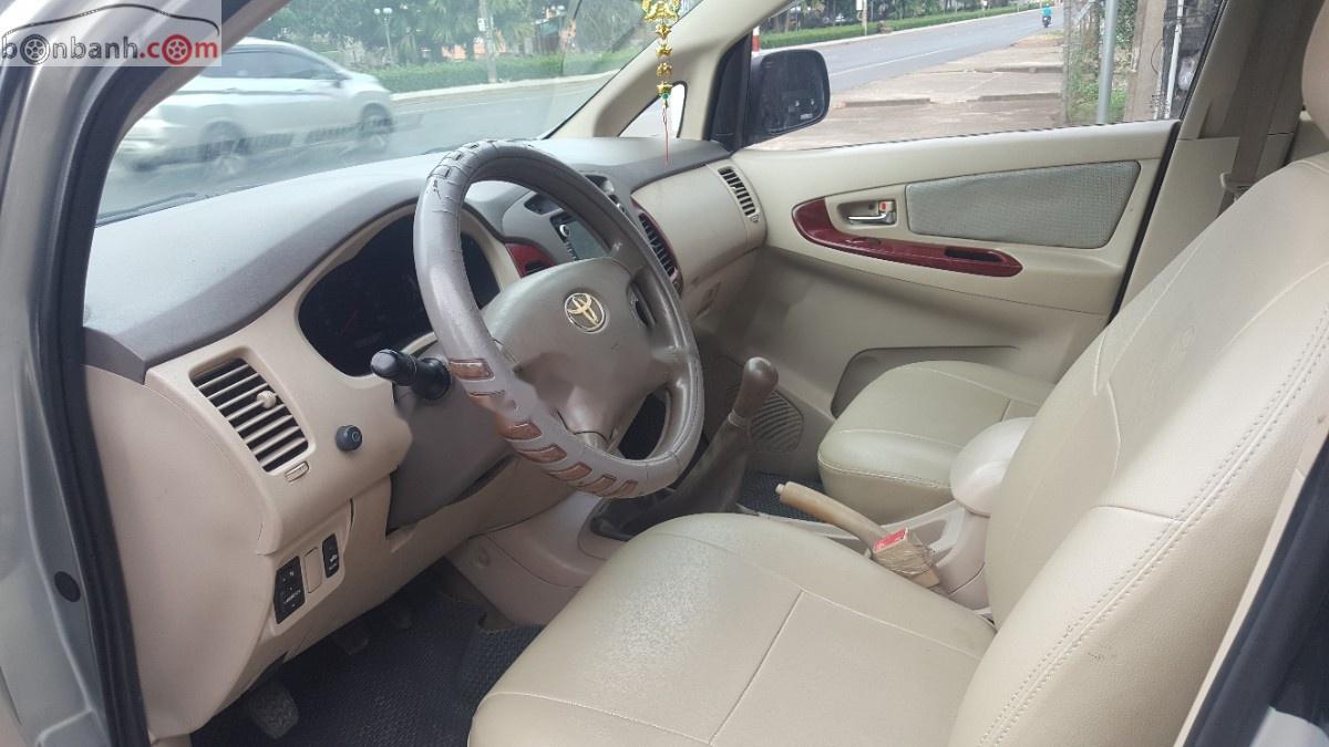 Toyota Innova 2006 - Cần bán lại xe Toyota Innova đời 2006, màu bạc xe còn mới lắm