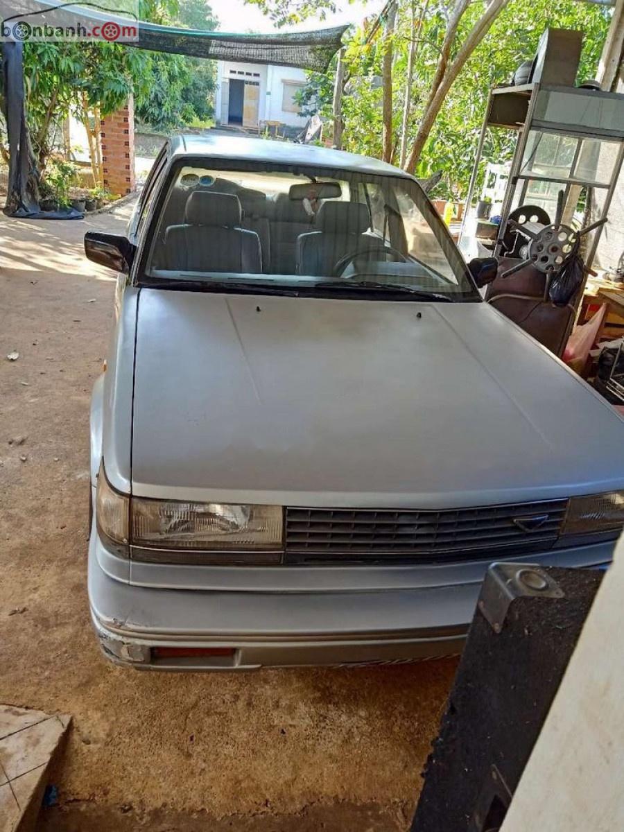 Nissan Bluebird 1990 - Cần bán Nissan Bluebird năm sản xuất 1990, màu bạc, xe nhập số sàn