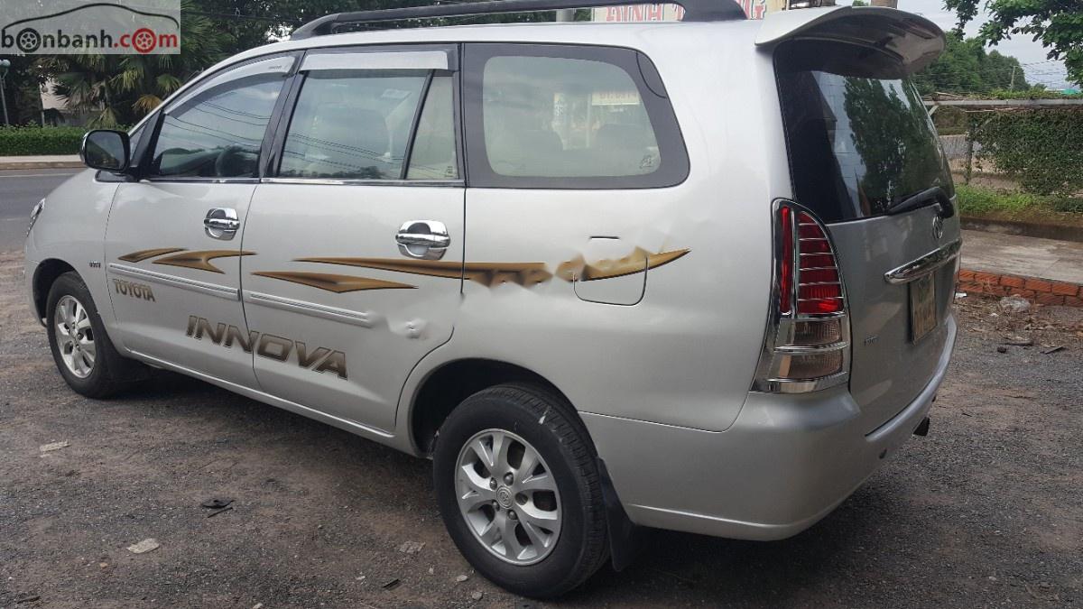 Toyota Innova 2006 - Cần bán lại xe Toyota Innova đời 2006, màu bạc xe còn mới lắm