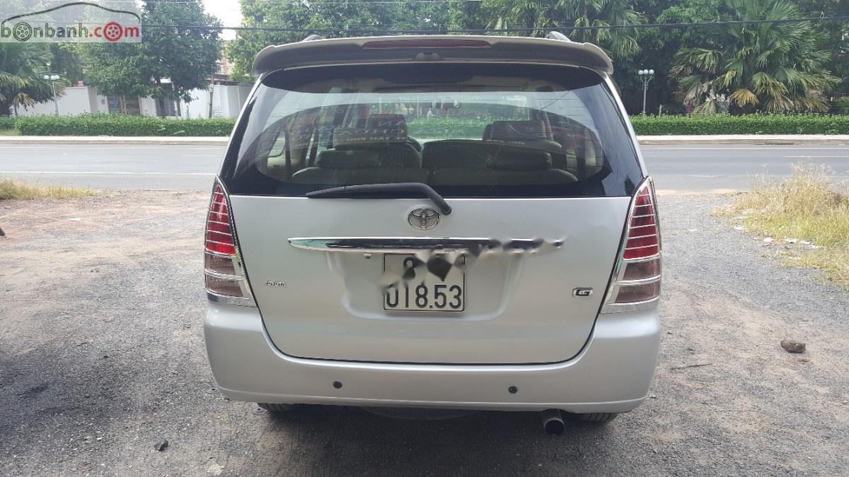 Toyota Innova 2006 - Cần bán lại xe Toyota Innova đời 2006, màu bạc xe còn mới lắm