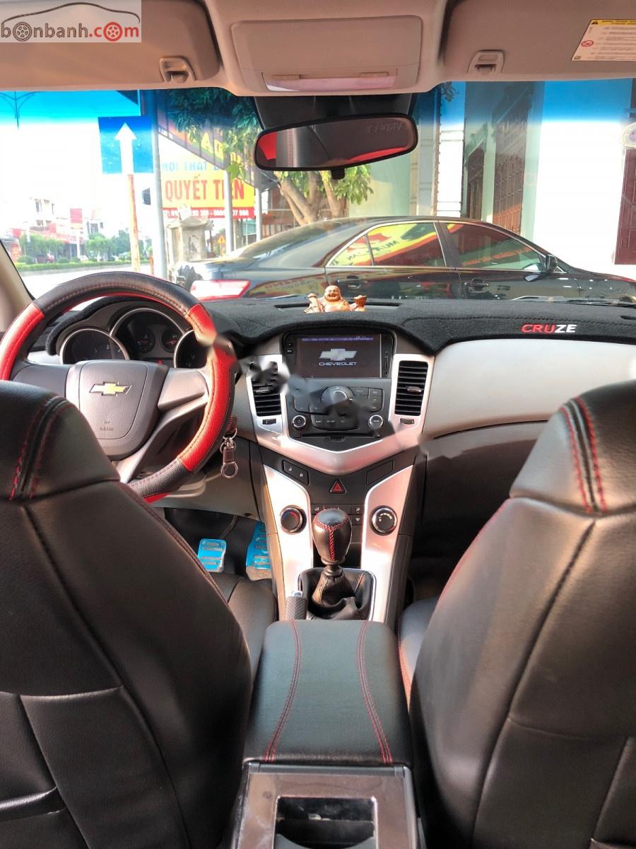 Chevrolet Cruze 2011 - Bán Chevrolet Cruze sản xuất năm 2011, màu trắng xe còn mới lắm