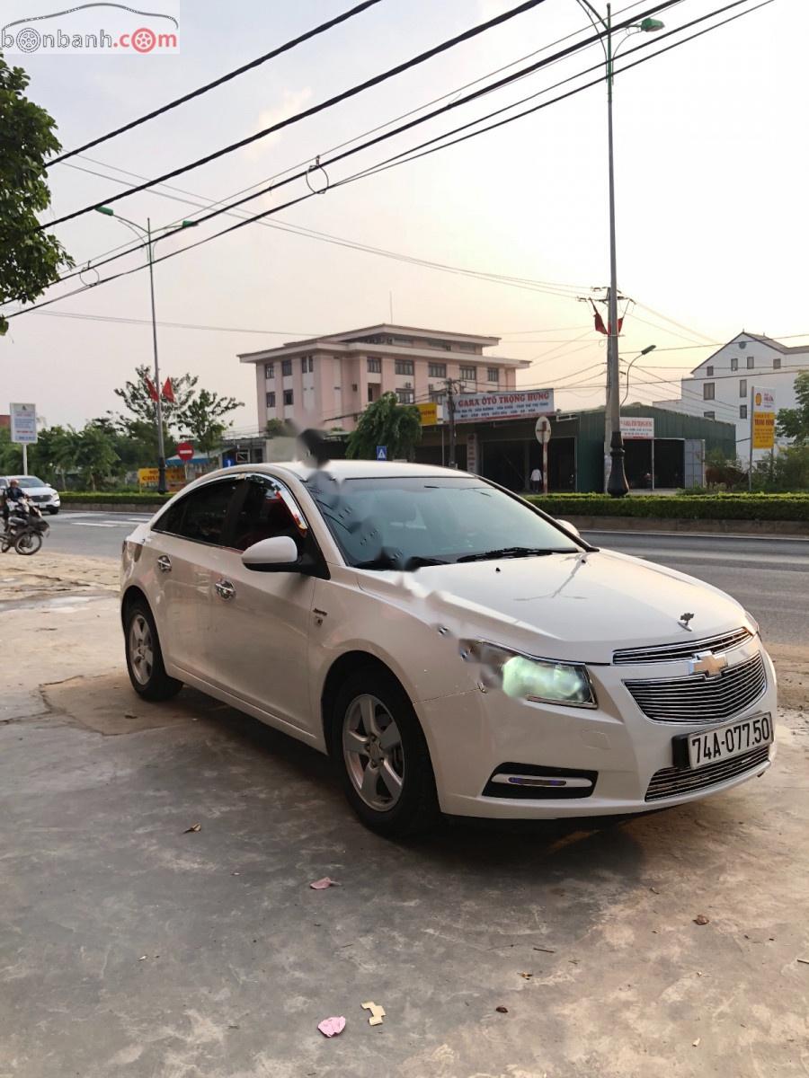 Chevrolet Cruze 2011 - Bán Chevrolet Cruze sản xuất năm 2011, màu trắng xe còn mới lắm